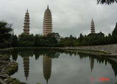 三塔倒影公园图片