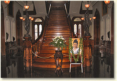 夏威夷皇宫 Grand Hall hand-carved koa staircase