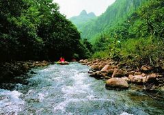 古龙山峡谷漂流图片