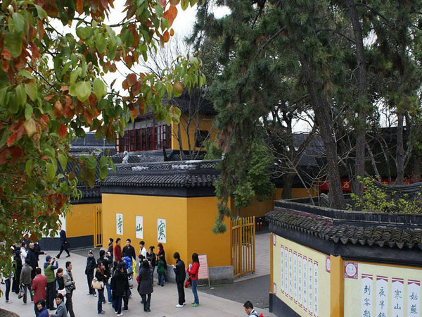 传说当时的名僧寒山和拾得曾由天台山来此住持,改名寒山寺