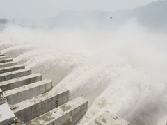 三峡大坝放水